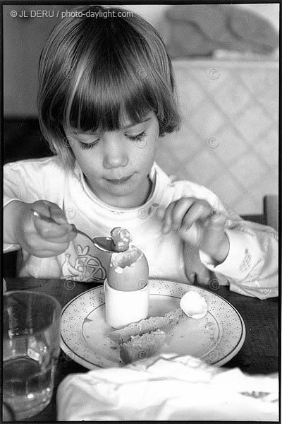 petite fille mangeant un oeuf - little eating an egg